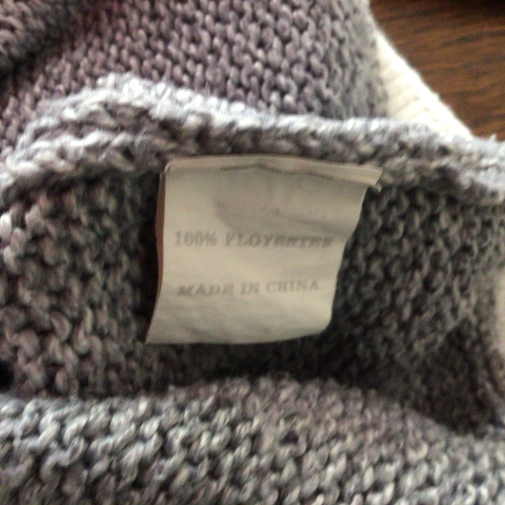Miss Sparkling grey and white sweater with fringe on back. Size M - Picture 5 of 6